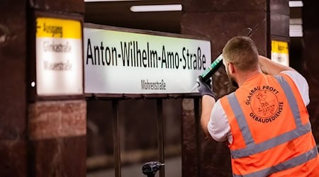 Nach der Straße wird auch die U-Bahn-Station umbenannt. / Foto: Christoph Soeder/dpa