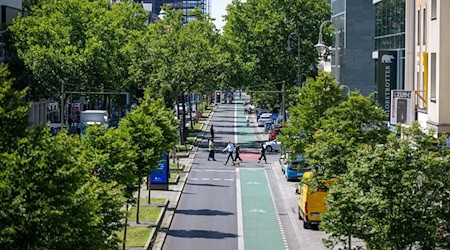 Die Schloßstraße ist die wichtigste Einkaufsmeile im Berliner Südwesten - die gleichnamige U-Bahnhaltestelle bleibt ein Provisorium. (Archivfoto) / Foto: Monika Skolimowska/dpa