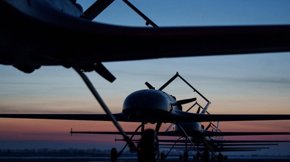 Nach einem ukrainischen Auf eine russische Ölpipeline werden mögliche Auswirkungen für die ostdeutsche PCK Raffinerie in Schwedt geprüft. (Archivbild) / Foto: Evgeniy Maloletka/AP/dpa