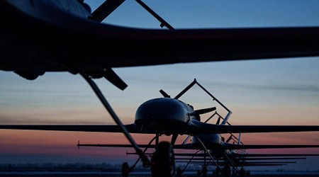 Nach einem ukrainischen Auf eine russische Ölpipeline werden mögliche Auswirkungen für die ostdeutsche PCK Raffinerie in Schwedt geprüft. (Archivbild) / Foto: Evgeniy Maloletka/AP/dpa
