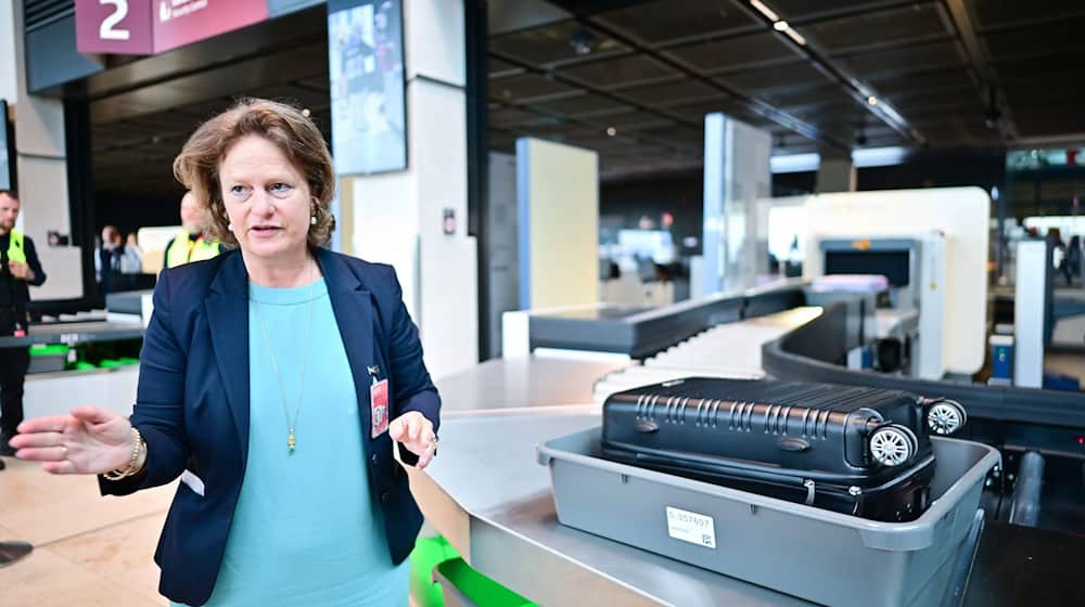 Flughafenchefin Aletta von Massenbach stellt neue CT-Scanner am Flughafen BER vor.  / Foto: Sebastian Christoph Gollnow/dpa