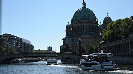 Boote fahren entlang des Berliner Doms auf der Spree. / Foto: Shireen Broszies/dpa