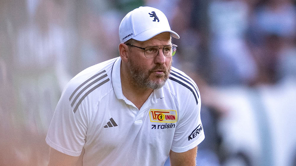 Union Berlins Trainer Steffen Baumgart muss zum Saisonstart einige Personalien klären. (Archivbild)  / Foto: David Inderlied/dpa