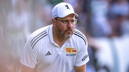 Union Berlins Trainer Steffen Baumgart muss zum Saisonstart einige Personalien klären. (Archivbild)  / Foto: David Inderlied/dpa