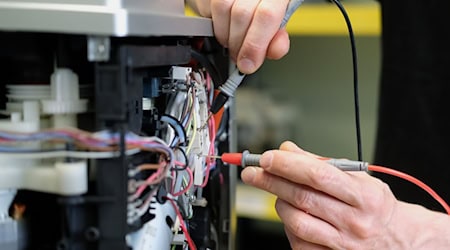 In Berlin steht der städtische Zuschuss zur Reparatur von Elektrogeräten vor dem Aus. (Illustration) / Foto: Sebastian Willnow/dpa