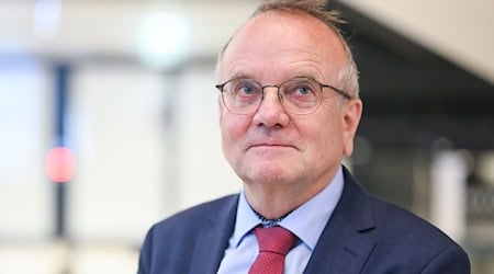 Detlef Tabbert ist Brandenburgs Verkehrsminister. (Archivbild) / Foto: Jens Kalaene/dpa
