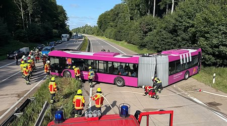 Der Bus war im Ersatzverkehr für die gesperrte Bahnstrecke zwischen Hamburg und Berlin unterwegs. / Foto: Daniel Bockwoldt/dpa