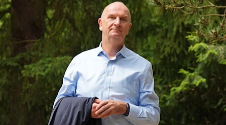 In seinem Urlaub will Brandenburgs Ministerpräsident Dietmar Woidke (SPD) unter anderem einen Krimi lesen (Archivbild). / Foto: Soeren Stache/dpa