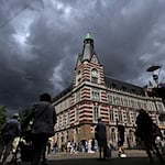 Das Gebäude der Hauptpost am Anger in Erfurt, wo sich im August 1975 die wohl ersten massiven rassistisch motivierten Ausschreitungen nach 1945 in Deutschland abspielten. / Foto: Martin Schutt/dpa