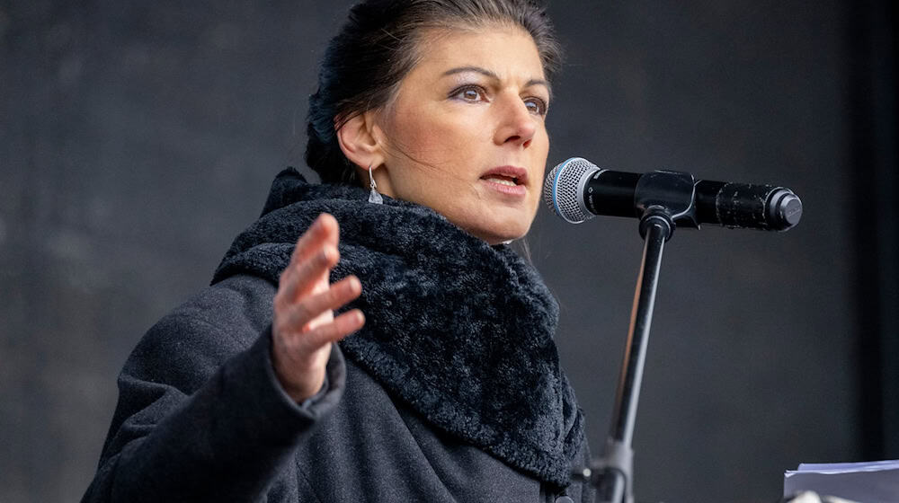 Sahra Wagenknecht sprach schon 2023 bei einer Friedensdemonstration am Brandenburger Tor. (Archivbild) / Foto: Monika Skolimowska/dpa