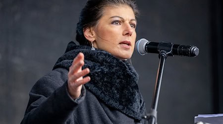 Sahra Wagenknecht sprach schon 2023 bei einer Friedensdemonstration am Brandenburger Tor. (Archivbild) / Foto: Monika Skolimowska/dpa