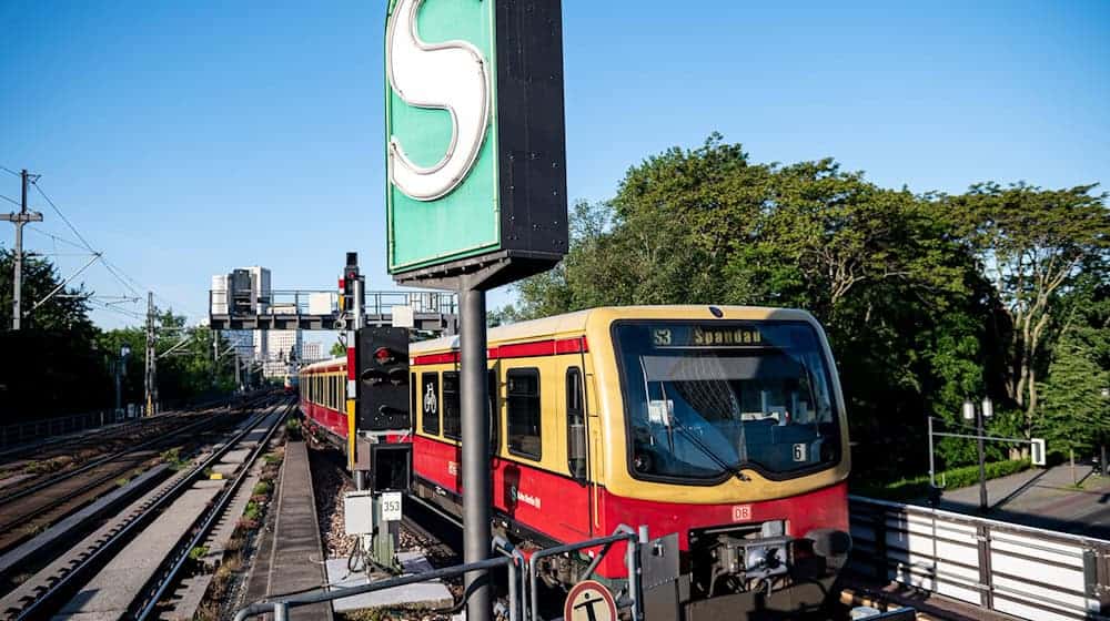 Probleme mit der Stellwerktechnik führen derzeit immer wieder zu Ausfällen und Verspätungen auf der Berliner Stadtbahn. (Archivbild) / Foto: Fabian Sommer/dpa