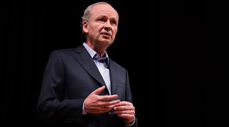 Der Bestsellerautor Ferdinand von Schirach erklärt, wie er zur Frage nach dem Sinn des Lebens steht. (Archivbild) / Foto: Rolf Vennenbernd/dpa