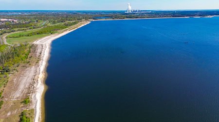 Der Cottbuser Ostsee ist im ehemaligen Braunkohletagebau Cottbus-Nord (Luftaufnahme mit einer Drohne) entstanden. (Archivbild) / Foto: Patrick Pleul/dpa