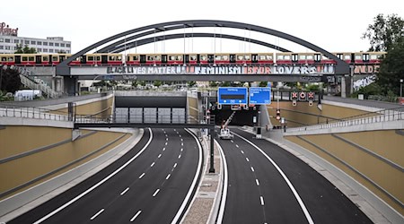 Ab Mittwoch sollen auf dem 16. Bauabschnitt der A100 zwischen Neukölln und Treptow die ersten Autos rollen. / Foto: Britta Pedersen/dpa