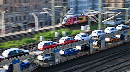 In Berlin und Brandenburg sind im ersten Halbjahr nicht so viele Autos neu zugelassen wie im Vorjahr. (Symbolbild) / Foto: Hendrik Schmidt/dpa