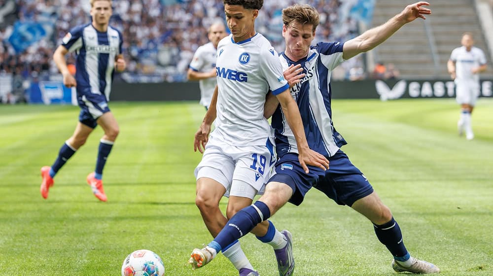 Viele Zweikämpfe im Mittelfeld bei Hertha gegen Karlsruhe.  / Foto: Andreas Gora/dpa