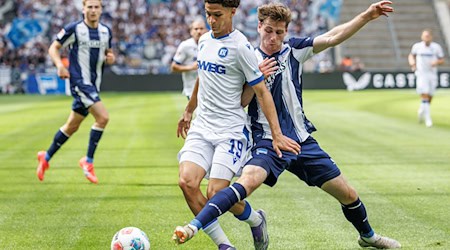 Viele Zweikämpfe im Mittelfeld bei Hertha gegen Karlsruhe.  / Foto: Andreas Gora/dpa