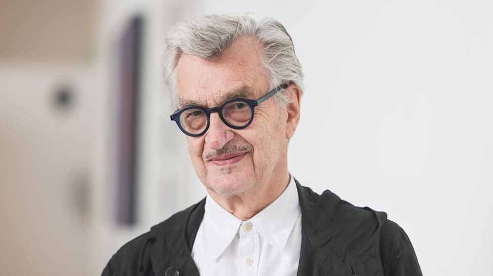 Wim Wenders schaut am Morgen erst einmal aus dem Fenster. (Archivfoto) / Foto: Oliver Berg/dpa