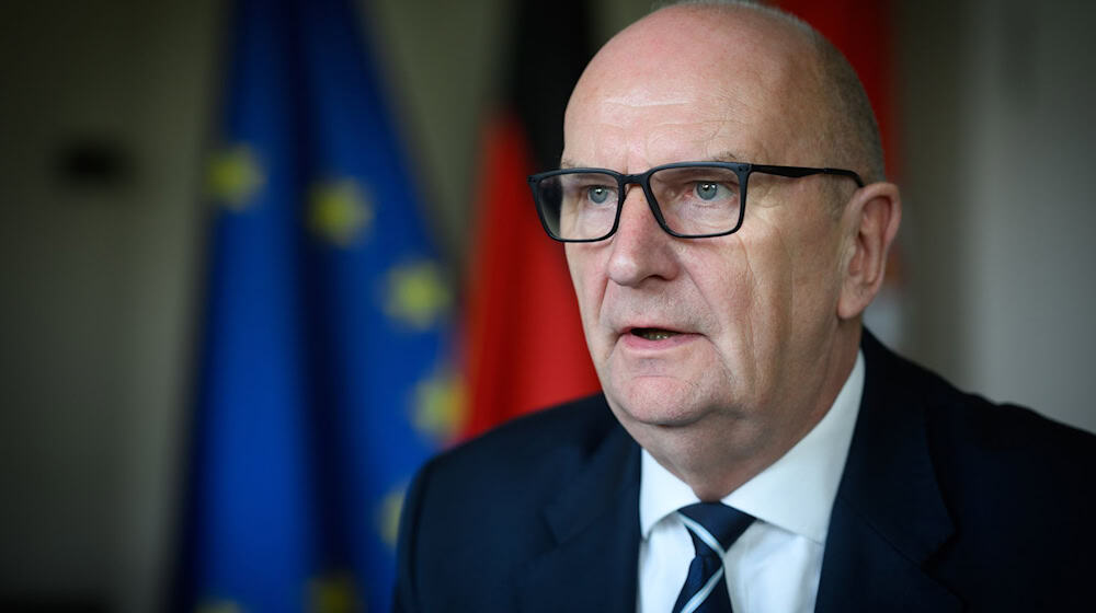 Brandenburgs Ministerpräsident Dietmar Woidke (SPD) setzt auf eine inhaltliche Auseinandersetzung mit der AfD (Archivbild). / Foto: Bernd von Jutrczenka/dpa