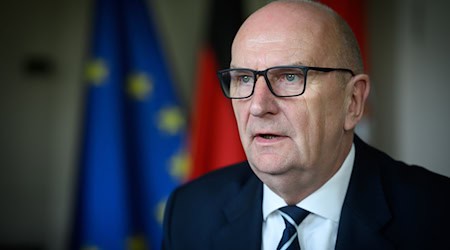 Brandenburgs Ministerpräsident Dietmar Woidke (SPD) setzt auf eine inhaltliche Auseinandersetzung mit der AfD (Archivbild). / Foto: Bernd von Jutrczenka/dpa