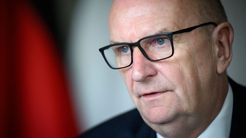 Brandenburgs Ministerpräsident Dietmar Woidke (SPD) sieht im Kampf gegen Rechtsextremismus dringenden Handlungsbedarf (Archivbild). / Foto: Bernd von Jutrczenka/dpa