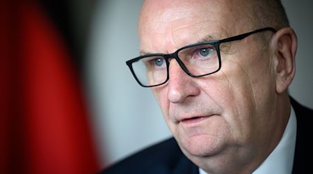 Brandenburgs Ministerpräsident Dietmar Woidke (SPD) sieht im Kampf gegen Rechtsextremismus dringenden Handlungsbedarf (Archivbild). / Foto: Bernd von Jutrczenka/dpa