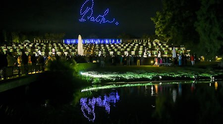 Die Potsdamer Schlössernacht leuchtet in der Dunkelheit. / Foto: Britta Pedersen/dpa