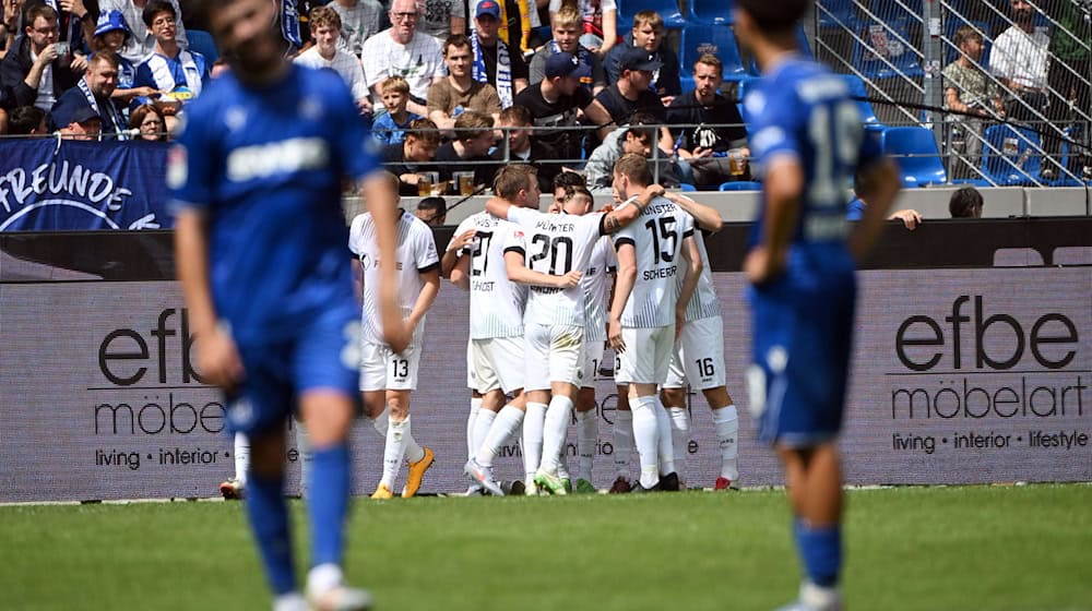 Das sollte eigentlich der Vergangenheit angehören: Auch zuletzt gegen Preußen Münster machte der KSC ein Heimspiel unnötig spannend. / Foto: Uli Deck/dpa
