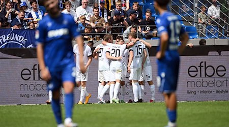 Das sollte eigentlich der Vergangenheit angehören: Auch zuletzt gegen Preußen Münster machte der KSC ein Heimspiel unnötig spannend. / Foto: Uli Deck/dpa