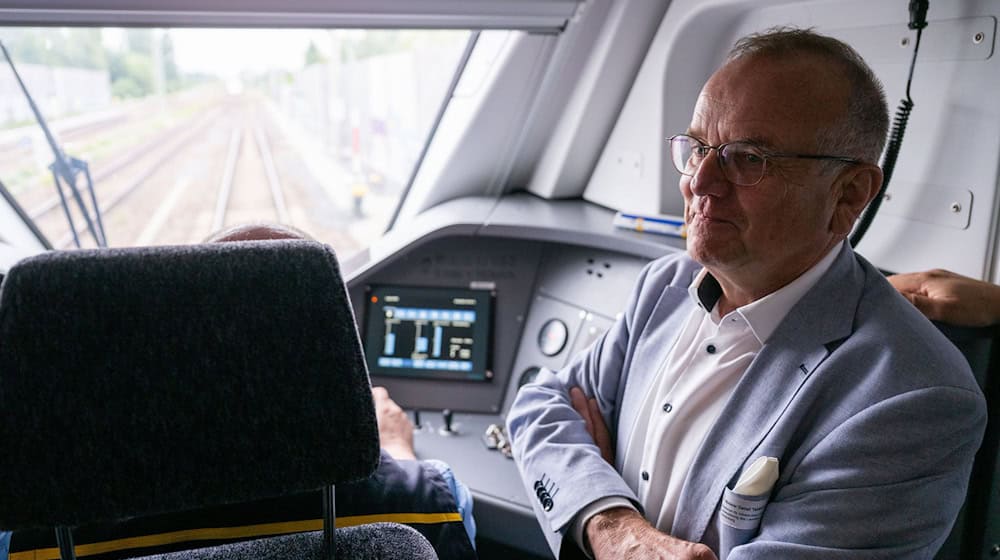 Detlef Tabbert schimpft über die Bahn mit Blick auf den Streckenausbau in Richtung Stettin. / Foto: Christophe Gateau/dpa