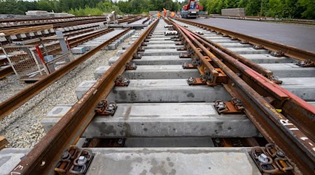 Der letzte Zug ist von der Strecke, nun beginnen die Bauarbeiten zwischen Hamburg und Berlin. (Archivbild) / Foto: Soeren Stache/dpa