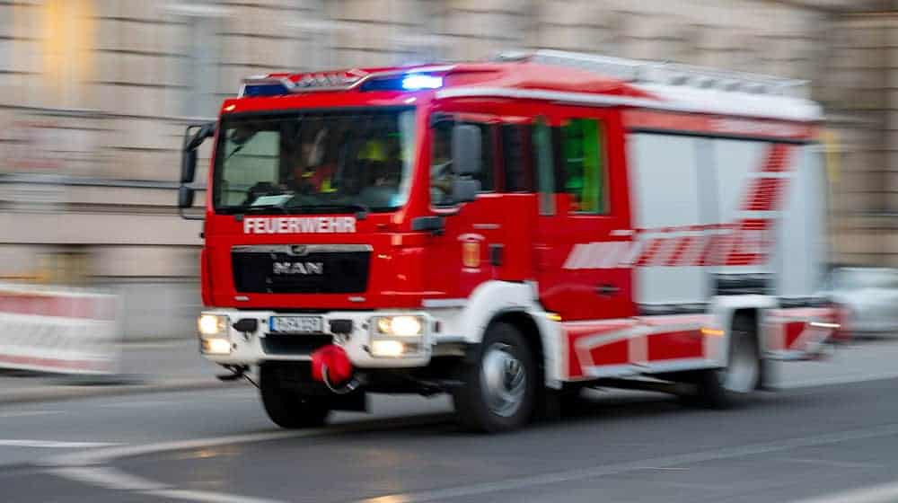 Die Feuerwehr suchte am Donnerstag noch nach Glutnestern. (Archivbild) / Foto: Monika Skolimowska/dpa-Zentralbild/dpa