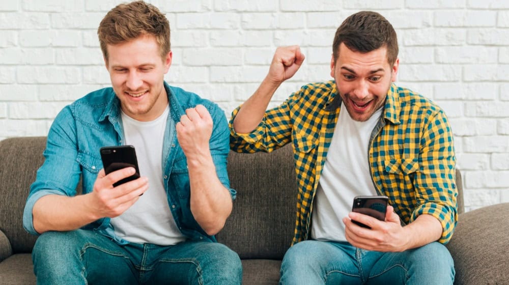 Gemeinsame Freude an Online-Casino Freispielen. / Bild: freepik.com