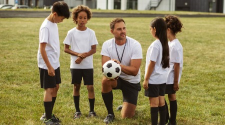 Multikulturelle Fußballvereine in Berlin fördern Integration und Teamgeist von klein auf. / Bild: freepik.com