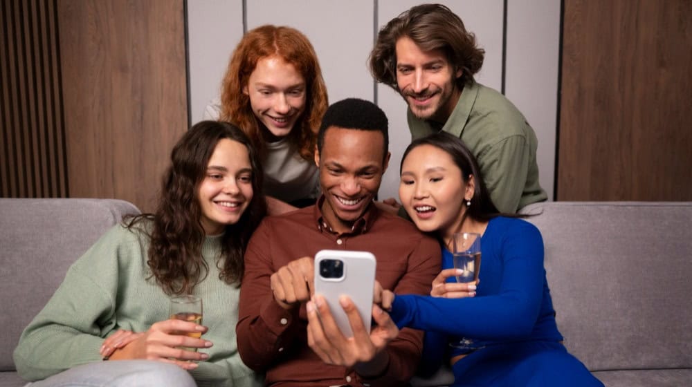 Freunde entdecken gemeinsam die neuesten Online-Slots. / Foto: freepik.com