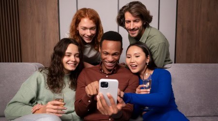 Freunde entdecken gemeinsam die neuesten Online-Slots. / Foto: freepik.com