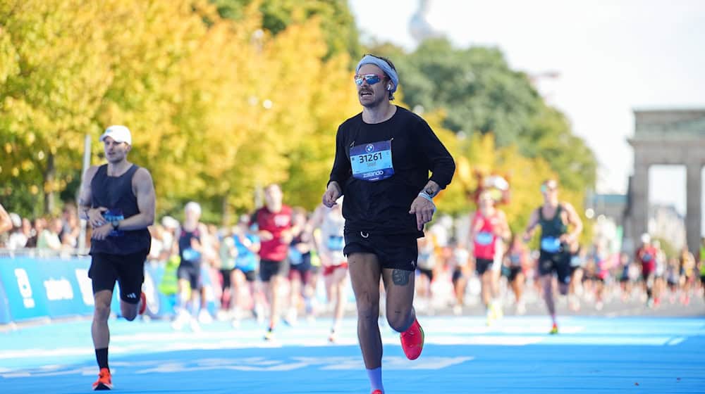 Der britische Sänger und Schauspieler Harry Styles (r) startete unter falschem Namen beim Berlin-Marathon. / Foto: Sportograf/SCC Events/dpa Der britische Sänger und Schauspieler Harry Styles (r) startete unter falschem Namen beim Berlin-Marathon. / Foto: Sportograf/SCC Events/dpa