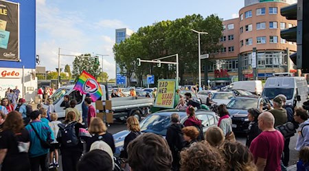Die Demonstranten klagen über das Verkehrschaos nach Öffnung eines neuen A100-Bauabschnitts. / Foto: Joerg Carstensen/dpa