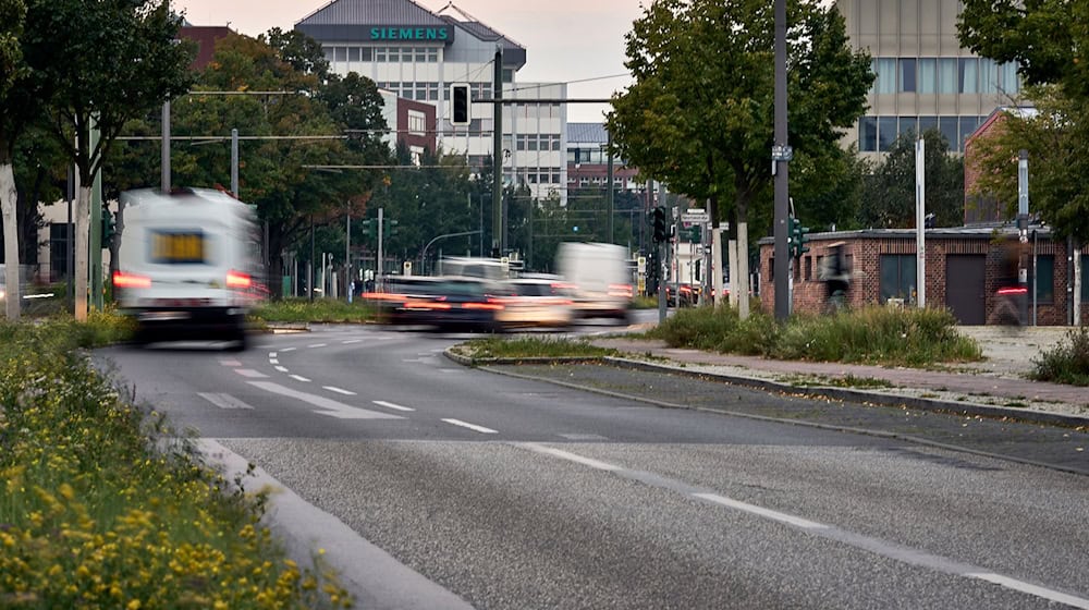 Nach einem mutmaßlichen Brandanschlag auf zwei Strommasten in Johannisthal sind weite Teile im Südosten der Hauptstadt noch ohne Elektrizität.  / Foto: Michael Ukas/dpa