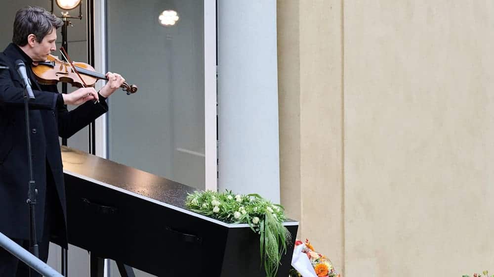 Schauspieler Sabin Tambrea spielte Geige. / Foto: Annette Riedl/dpa