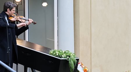 Schauspieler Sabin Tambrea spielte Geige. / Foto: Annette Riedl/dpa