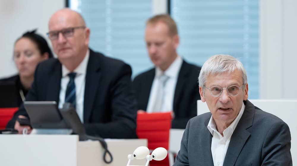 Der Vorsitzende der Brandenburger AfD-Landtagsfraktion, Hans-Christoph Berndt, reagiert auf SPD-Ministerpräsident Dietmar Woidke. (Archivbild) / Foto: Soeren Stache/dpa