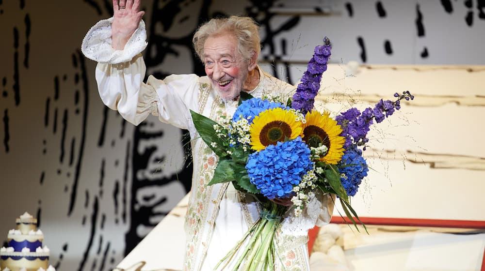 «Happy Birthday»: Zum Geburtstag bekam Hallervorden einen großen Blumenstrauß und ein Ständchen. / Foto: Joerg Carstensen/dpa