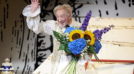 «Happy Birthday»: Zum Geburtstag bekam Hallervorden einen großen Blumenstrauß und ein Ständchen. / Foto: Joerg Carstensen/dpa