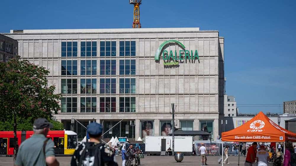 Die rund 350 Beschäftigten des Galeria-Standorts am Alexanderplatz haben für ein weiteres Jahr Gewissheit. (Archivbild) / Foto: Monika Skolimowska/dpa