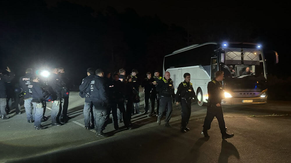 Bei der Kontrolle von Fußballfans auf der ehemaligen Raststätte Berlin-Dreilinden ist ein Polizist aus Brandenburg bei einem Übergriff schwer verletzt worden.  / Foto: Sven Kaeuler/dpa Bei der Kontrolle von Fußballfans auf der ehemaligen Raststätte Berlin-Dreilinden ist ein Polizist aus Brandenburg bei einem Übergriff schwer verletzt worden.  / Foto: Sven Kaeuler/dpa