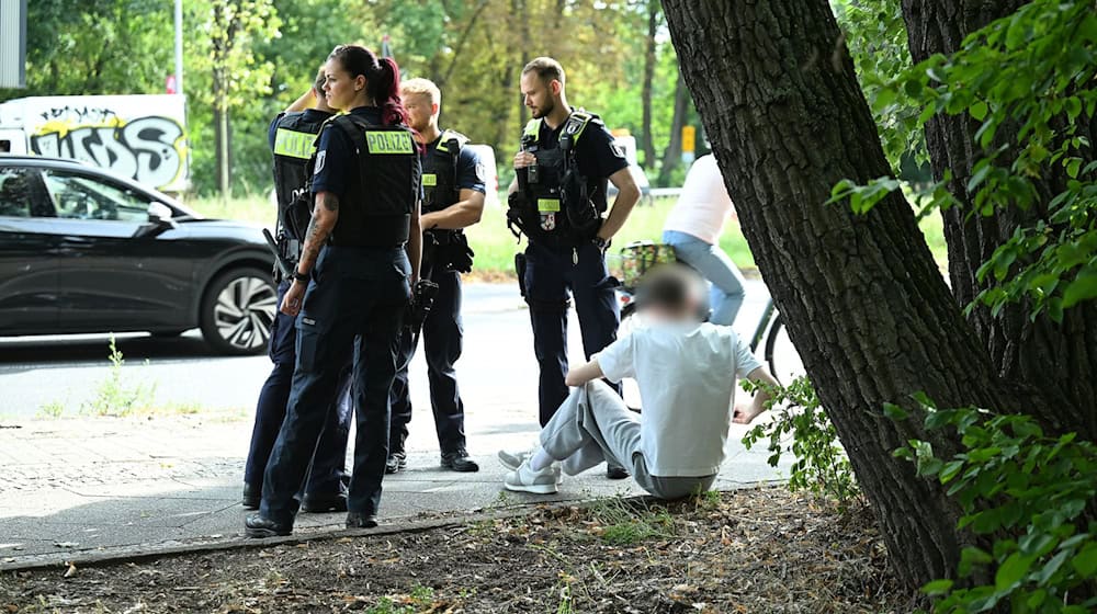 Die Polizei nahm den Fahrer des Wagens fest. / Foto: Annette Riedl/dpa