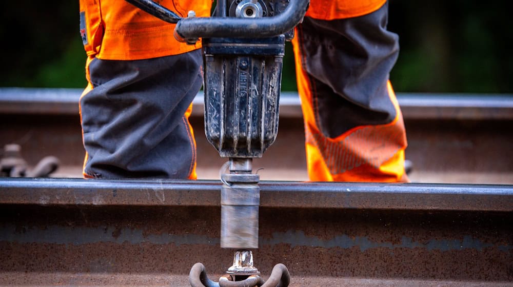 Auf der Anhalter Bahn südlich von Berlin wird gebaut. Ein 130 Kilometer langer Abschnitt bleibt dafür bis Mitte Dezember komplett gesperrt. (Archivbild) / Foto: Jens Büttner/dpa