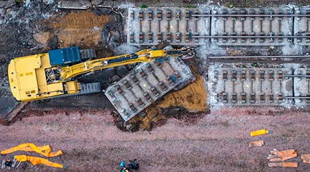 Mit schwerer Technik wurde heute auf einem Teilstück der Bahnstrecke Hamburg-Berlin die vor Jahrzehnten eingebaute feste Fahrbahn aus Beton abgebaut. Dazu wird die Strecke in sechs Meter lange Platten zerschnitten und per Eisenbahndrehkran abtransportiert. / Foto: Jens Büttner/dpa